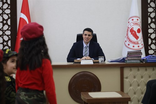 Kaymakamımız Muhammet Fatih Demirel, TOKİ Şehit Jandarma Er Levent Kuşoğlu İlkokulu öğrencilerimizi makamında kabul etti.