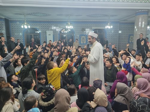 Şehirlerin Kalbi Camilerde Buluşuyoruz projesi kapsamında Hz. Ali Camiinde Cami-Çocuk Buluşması gerçekleştirildi.